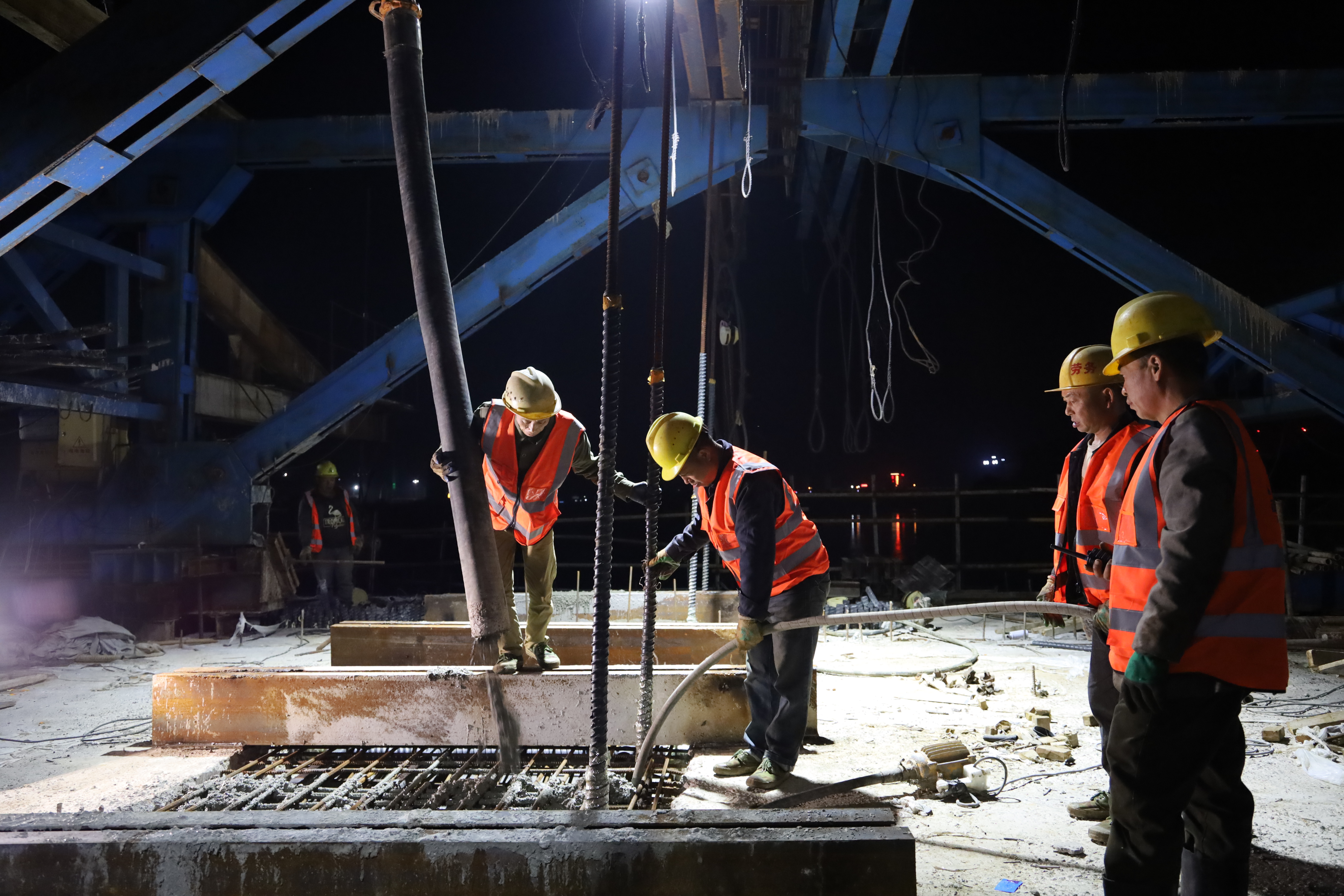 紅壁巖大橋中跨合龍段施工順利完成！